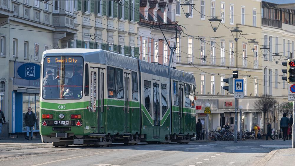 Straßenbahn fährt über die Erzherzog-Johann-Brücke in Graz