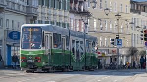 Straßenbahn fährt über die Erzherzog-Johann-Brücke in Graz