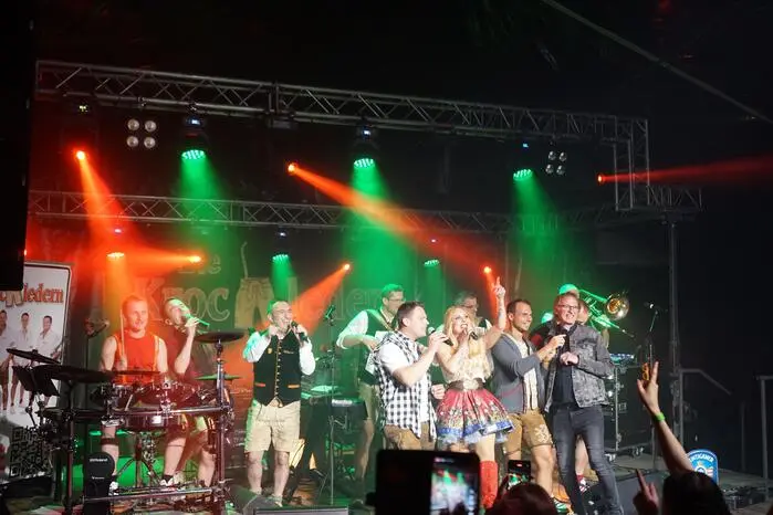 Als besonderes Finale stand Hojas mit allen Acts gemeinsam auf der Bühne und sang – ein gelungener Abschluss eines erfolgreichen Abends.