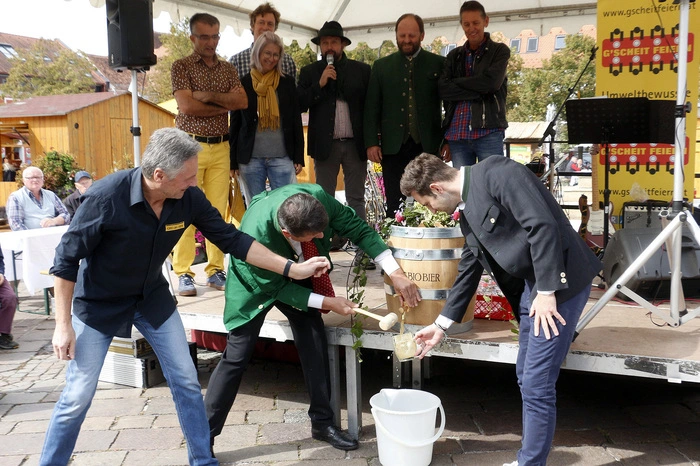 durch Bürgermeister Franz Jost und Bio-Bierbrauer Helmut Eder...