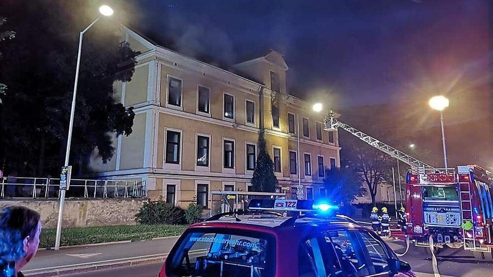 Das Feuer war im zweiten Stock der ehemaligen Schule ausgebrochen