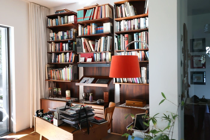 Besonders stolz ist die Hausherrin auf die Bibliothek des dänischen Designers Poul Cadovius aus dem Jahre 1958. „Ich habe diesen Raum eigentlich um die Bibliothek herumgebaut.“