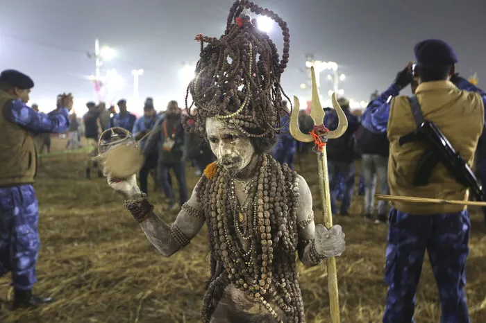 Die Versammlung von Sadhus (heiligen indischen Mönchen, die während der ganzen Kumbh Mela zugegen sind und aus den entlegensten Orten Indiens zusammenkommen) gilt neben den Waschungen als Hauptattraktion der Kumbh Mela.