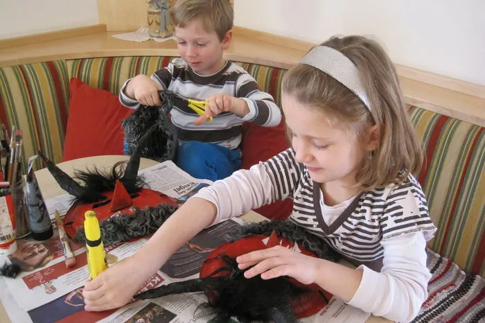 Joachim (5) und Johanna (7) Erkinger aus Bierbaum bastelten schaurige Krampusmasken. Statt Angst hatten sie somit großen Spaß mit dem Krampus. Das Foto schickte uns ihre Tante und Bastelhelferin Monika Hanfstingl.