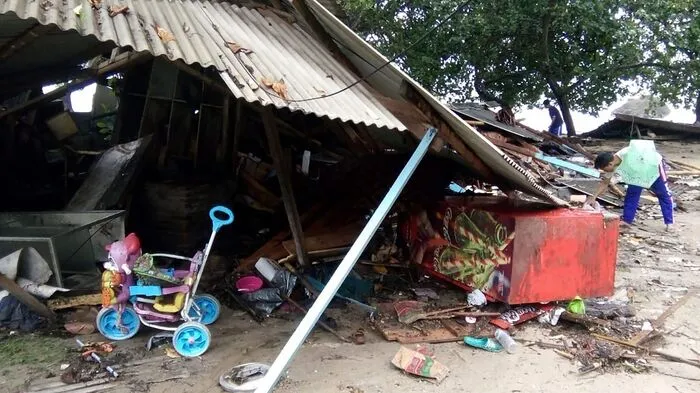 Getroffen wurden Küstenstriche zu beiden Seiten der als Sundastraße bekannten Meerenge zwischen Sumatra und Java.