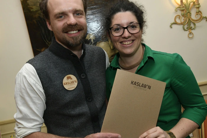 Gastgeberin Stefanie Aniwanter (Hotel "Die Forelle") mit Michael Kerschbaumer von der Kaslabn