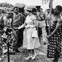 Königin Elizabeth II. bei einem Besuch in Ghana: Im voll besetzten Kumasi Stadion trifft die Königin auf Anführer der Ashanti-Ethnie, aufgenommen am 16. November 1961.