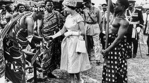 Königin Elizabeth II. bei einem Besuch in Ghana: Im voll besetzten Kumasi Stadion trifft die Königin auf Anführer der Ashanti-Ethnie, aufgenommen am 16. November 1961.