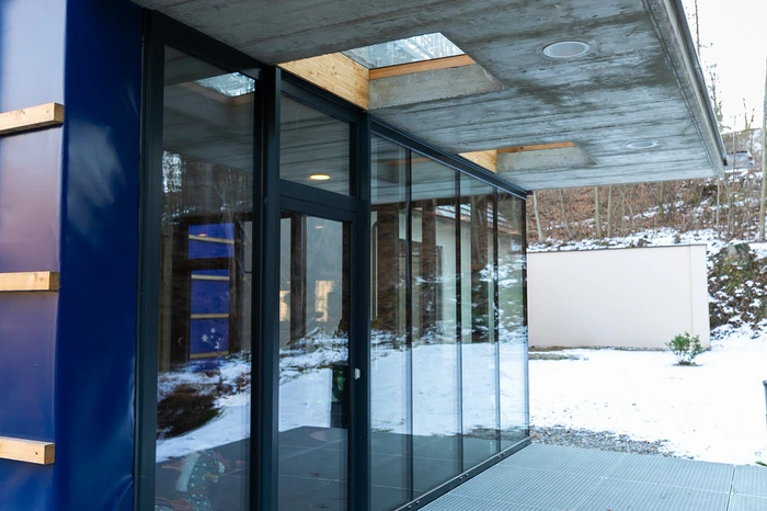 Die Decke des Wohnraums wurde verlängert und bildet so das Dach der auskragenden Terrasse.