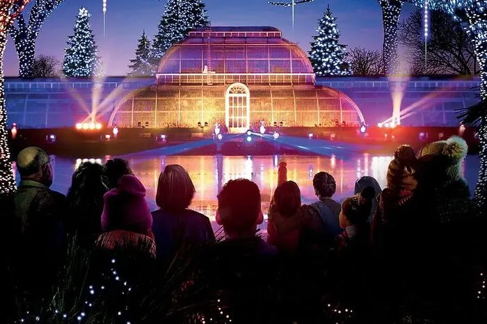Lichtermeer. Unbedingt anschauen: Der botanische Garten in Kew verwandelt sich vor Weihnachten ein wahres Wunderland. 