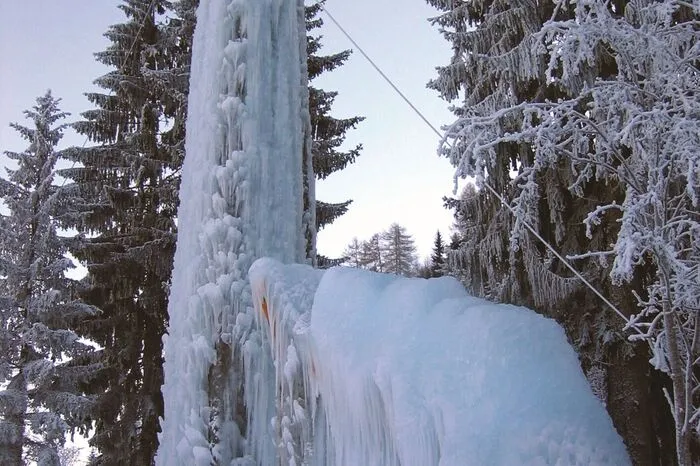 Dem 28 Meter hohen Eisturm, der „Alpiner Marterpfahl“ genannt wird, konnten die hohen Temperaturen nichts anhaben. Er befindet sich im Jugend- und Freizeitpark in Mauthen. Eiskletter-Schnupperstunden können bei Toni Leitinger unter 0664-1910530 oder bei Marc Oberluggauer unter 0664-4181472 gebucht werden