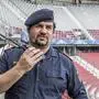 Ein Polizist steht in einem Fußballstadion | Markus Tilli war als Leiter des Einsatzreferates auch „Stammgast“ im Wörthersee Stadion in Klagenfurt