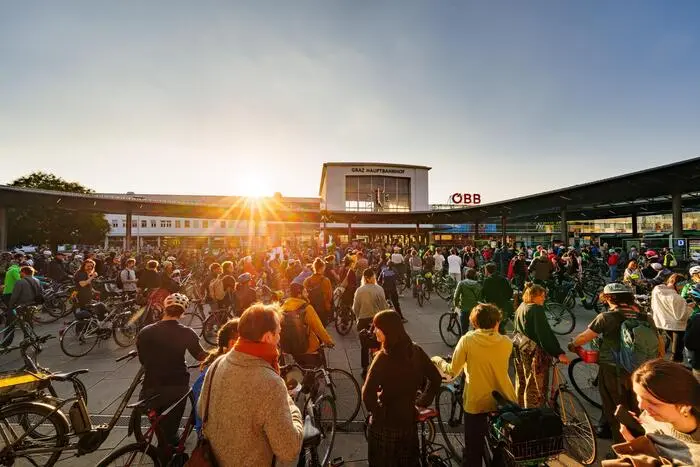 Das hat die Polizei letztlich untersagt. Dem Interesse tat das keinen Abbruch. Am Hauptbahnhof trafen sich etliche Mitstreiter ...