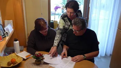 Von Mieterhoehung in ESG BUWOG Wohnungen in St. Veit betroffene Mieter,  Gabriele Muehlbacher, Von MieterhoehungDie betroffenen Mieter Gabriele Muehlbacher, Alfred Sobotka mit Gattin