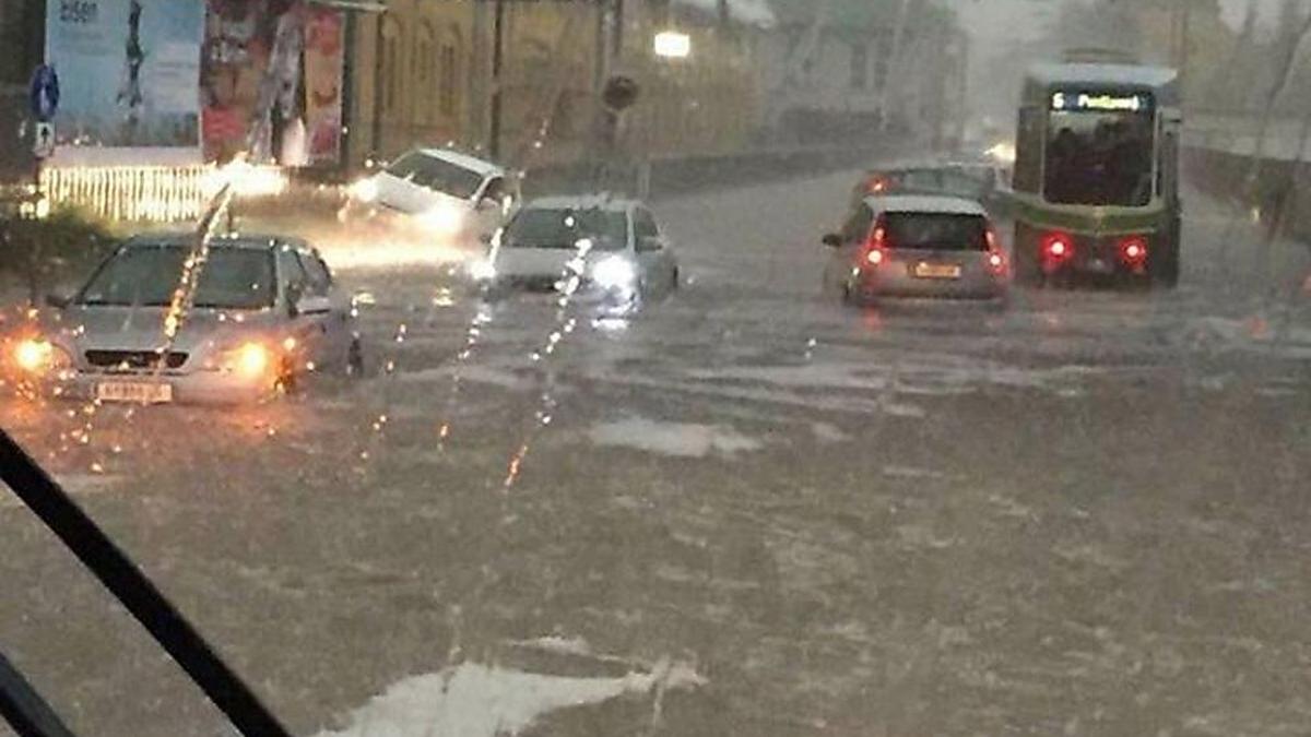 Die Unterführung in der Herrgotwiesgasse stand gestern voller Wasser. Die Feuerwehr konnte Insassen aus zwei Pkw in letzter Minute retten