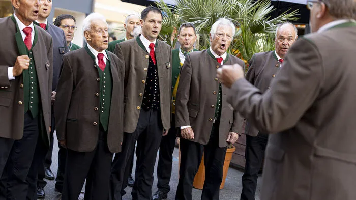 Mit Chorgesang, Blasmusik und Tanz wurde am Donnerstag der neue Jacques-Lemans-Platz in Klagenfurt eröffnet.