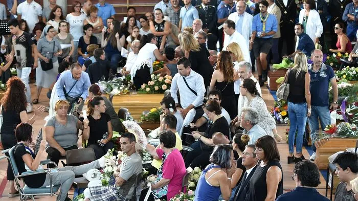 Mit einem nationalen Trauertag hat Italien am Samstag der zahlreichen Opfer des Erdbebens vom Mittwoch gedacht.