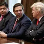 Ron DeSantis (Mitte) im Gespräch mit Donald Trump