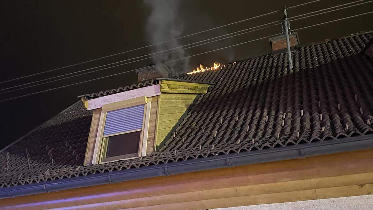 Das Feuer am Dach konnte schnell gelöscht werden