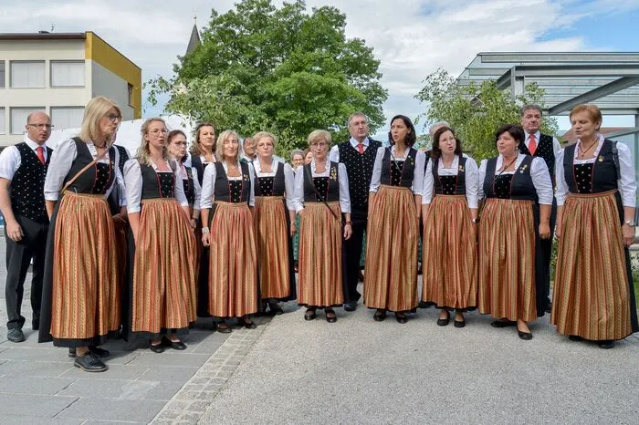 Nach dem gesanglichen Empfang der 18 Gastchöre durch den MGV St. Stefan zelebrierte Ortspfarrer Eugen Länger die Hellige Messe, die von den „Neffen von Tante Eleonor“ musikalisch umrahmt wurde.