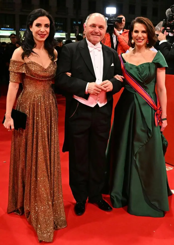 ABD0092_20240208 - WIEN - ÖSTERREICH: Regierungsrätin Liechtensteins für Äußeres, Dominique Hasler, Nationalratspräsident Wolfgang Sobotka (ÖVP) und Europaministerin Karoline Edtstadler (ÖVP) am Donnerstag, 08. Februar 2024, im Rahmen des Opernballes in der Wiener Staatsoper. - FOTO: APA/HELMUT FOHRINGER - ++ WIR WEISEN AUSDRÜCKLICH DARAUF HIN, DASS EINE VERWENDUNG DES BILDES AUS MEDIEN- UND/ODER URHEBERRECHTLICHEN GRÜNDEN AUSSCHLIESSLICH IM ZUSAMMENHANG MIT DEM ANGEFÜHRTEN ZWECK UND REDAKTIONELL ERFOLGEN DARF ++