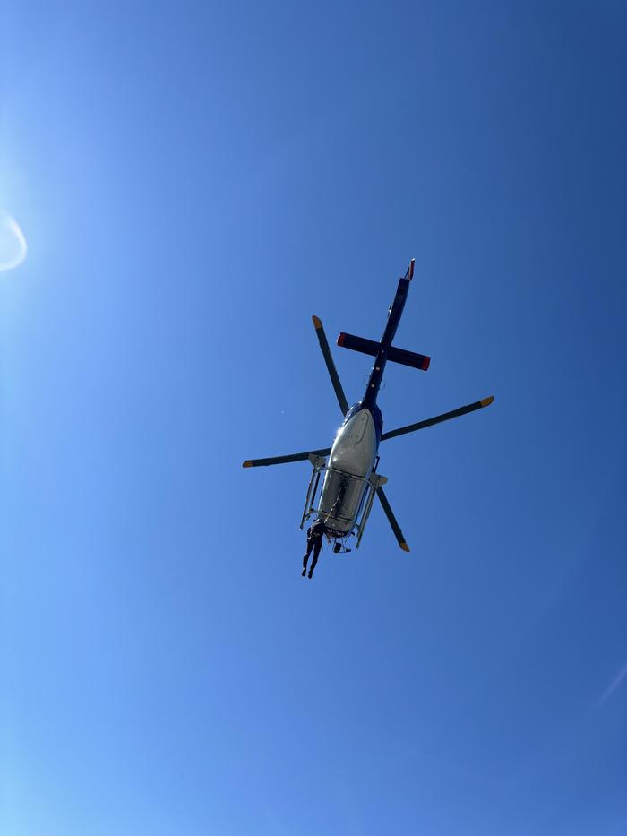 Auf der oberösterreichischen Seite des Dachsteinmassivs ist am Mittwoch die Besatzung eines Hubschraubers gemeinsam mit einem Alpinpolizisten und einem Bergretter unterwegs