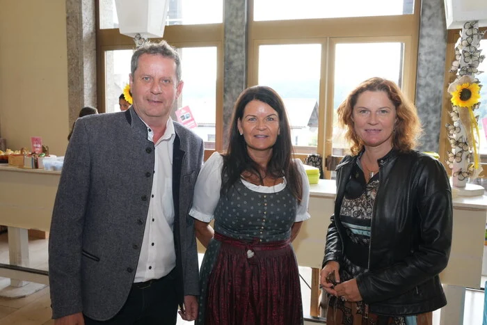 Bürgermeister Thomas Schäfauer, Diektorin Evelyn Wernitznig-Steiner und Elke Millonig von der Bildungsdirektion. 