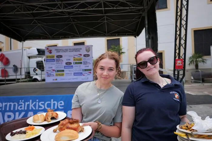Dabei verwandelte sich der Hauptplatz der Stadtgemeinde Hartberg bereits ab 11 Uhr morgens in ein kleines Festivalgelände, das neben der großen Bühne auch mit einer Hüpfburg für die Kleinen aufwartete. 