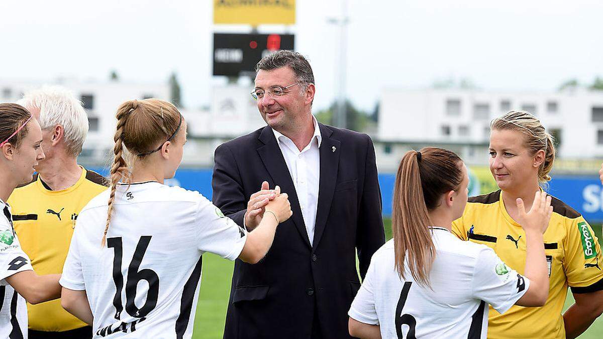 Einer von vielen Terminen im Wahlkampf: Jörg Leichtfried bei den Fußballerinnen des SK Sturm 