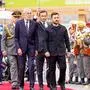  Der ukrainische Präsident Wolodymyr Selenskyj trifft gemeinsam mit seiner Ehefrau Olena Selenska vor der Präsidentschaftskanzlei am Ballhausplatz ein. Empfang durch Bundespräsident Alexander Van der Bellen und Doris Schmidauer mit militärischen Ehren   