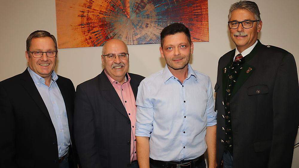Vize Heinz Bernsteiner, Ortschef Kurt Riemer (v.l.) und Gerhard Feier, Gemeindekassier (r.), gratulierten Martin Raffling