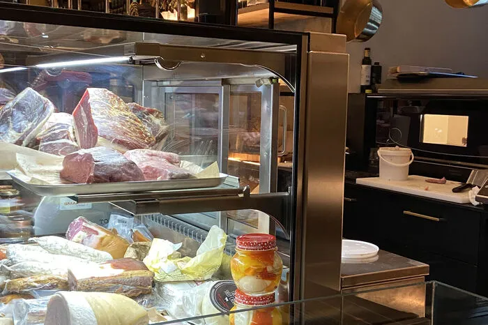 Die Räumlichkeiten im früheren Trachtengeschäft sind bis zur Decke hin mit Köstlichkeiten gefüllt.