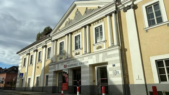 Ein gelbes Gebäude