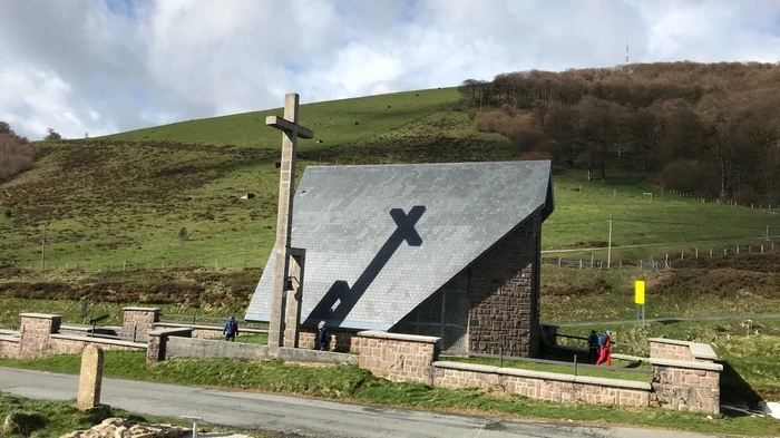 Am Ibañeta-Pass, an der Grenze zu Frankreich, geht es los.