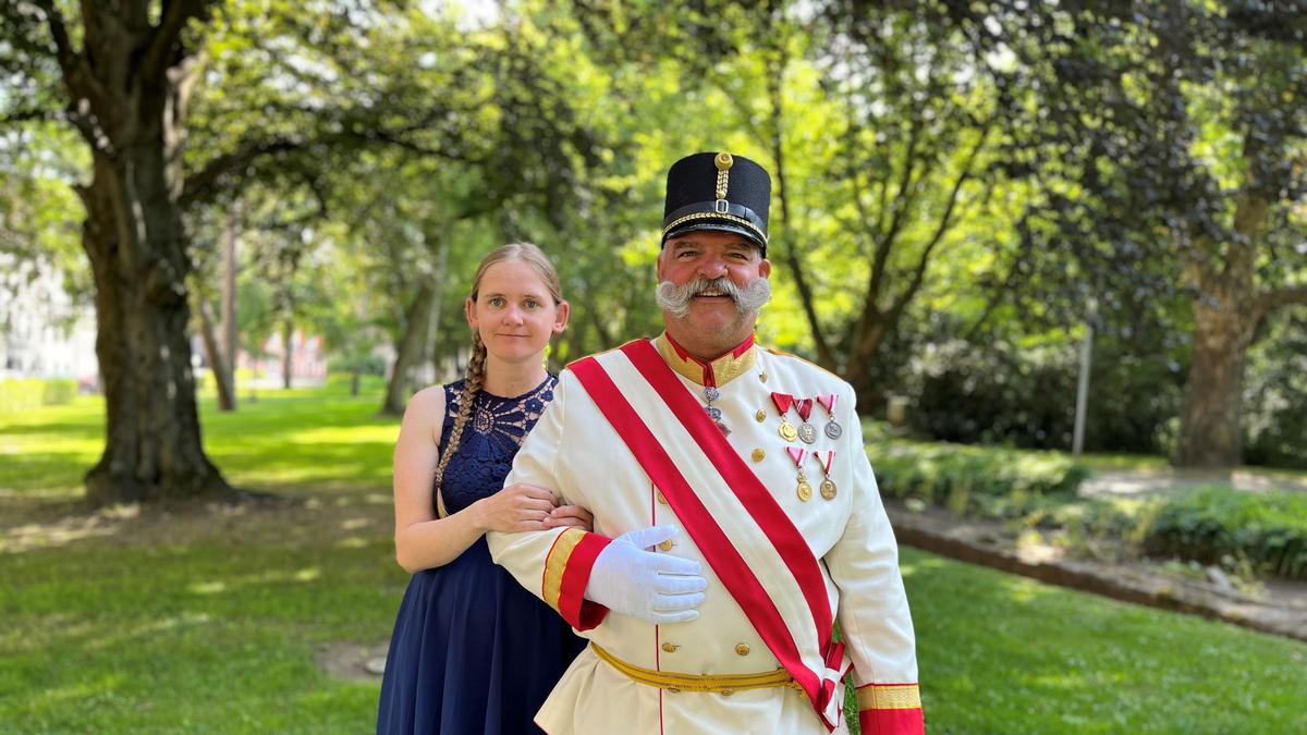 Katharina und Peter Schmiedhofer sind in Windischbühel in Trofaiach daheim. In ihrer Freizeit sind sie gerne als kaiserliches Paar unterwegs