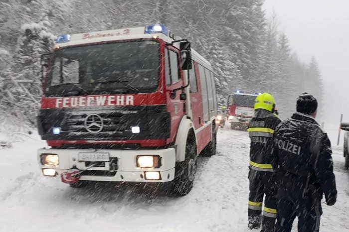 Obwohl es dabei auch "Blechsalat" zu beklagen gab, wurde zum Glück niemand verletzt. Die meisten Fahrzeuge konnten ihre Fahrt wieder fortsetzen.
