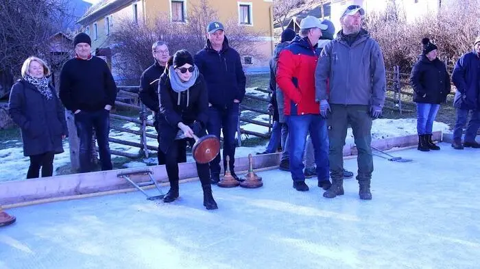 Hoch her geht es alljährlich bei den Dorfmeisterschaften in Salla, Gemeinde Maria Lankowitz. „Diese sind wie ein Staatsfeiertag für uns“, scherzte ESV-Obmann und Turnier-Organisator Karl Zach wegen der großen Teilnehmerzahl und der fröhlichen Stimmung bei dieser Veranstaltung. Das Turnier hat in Salla eine lange Tradition, heuer erfolgte die 31. Auflage. Bei 28 teilnehmenden Moarschaften zu je vier Personen nahm knapp die Hälfte der Bevölkerung des Bergdorfes den Stock aus Birnenholz in die Hand.