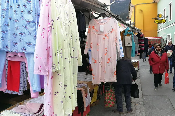 Auch Bekleidung wird angeboten. Die Besucher flanierten durch die Innenstadt, in der zahlreiche Stände aufgestellt waren.