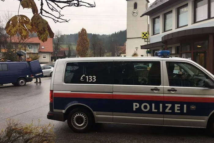 Am Nachmittag wird das zweite Todesopfer, Adelheid Hausegger, zu Grabe getragen - ebenfalls mit Polizeischutz.