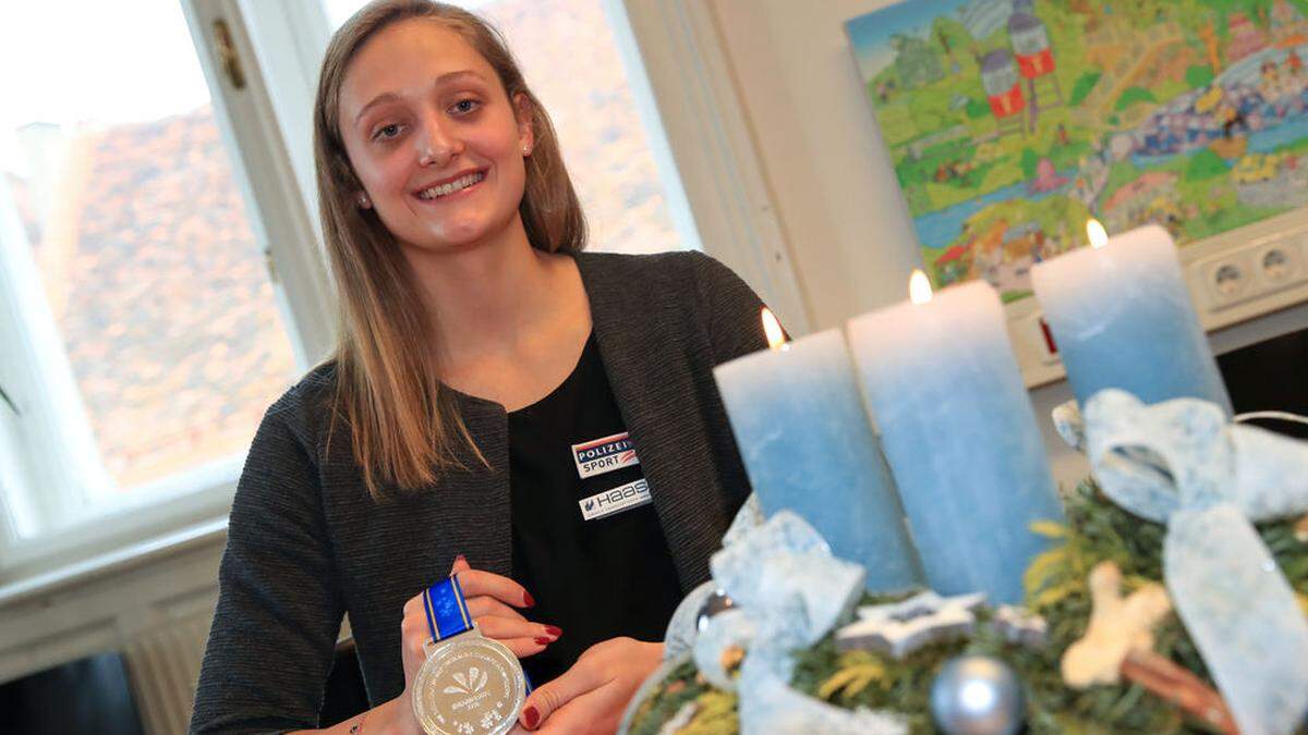 Caroline Pilhatsch beim Empfang in Graz mit der Silbermedaille aus Hangzhou