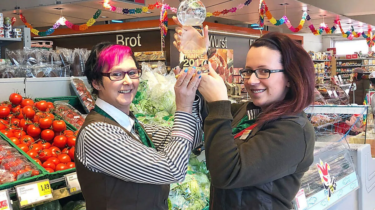 Filialleiterin Sabine Huber und ihre Stellvertreterin Yvonne Winkler freuen sich über die Auszeichnung