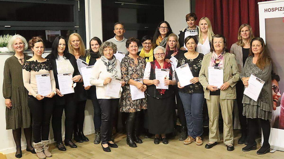 Ein Teil der neuen Hospizbegleiter bei der Zertifikatsverleihung im Markussaal in Wolfsberg mit Doris Scheiring (Erste von links) und Astrid Körner (Zweite von rechts)