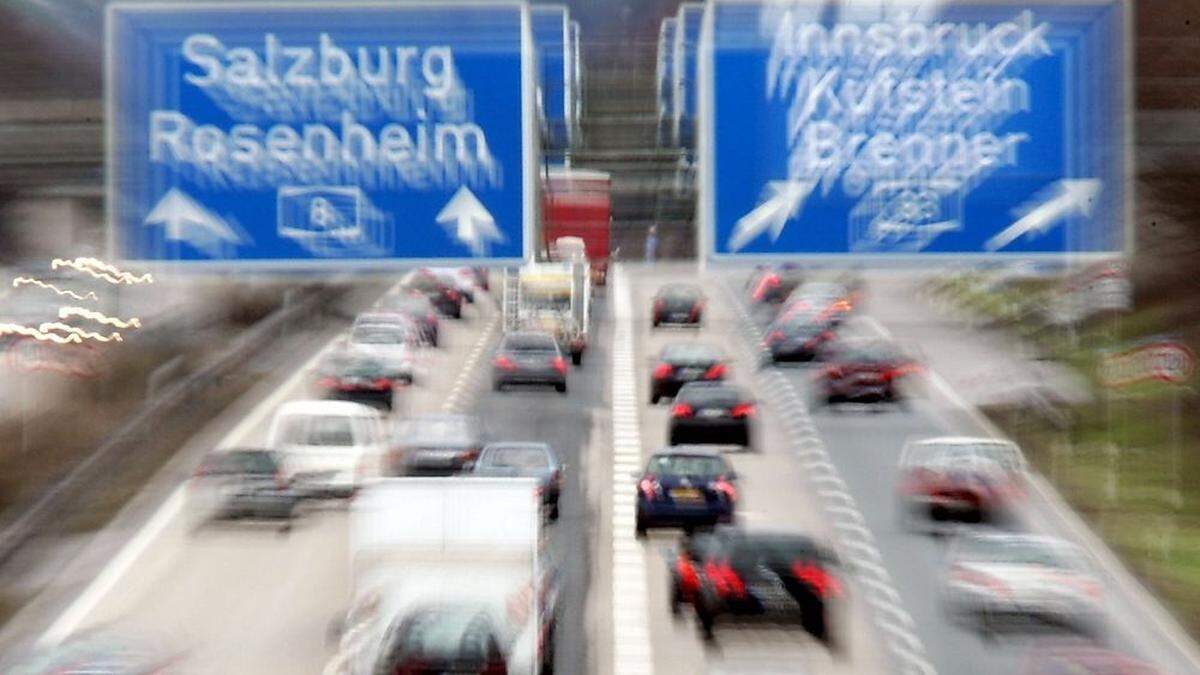 Wie an jedem Wochenende staut es sich wieder auf der Fahrt in den Süden