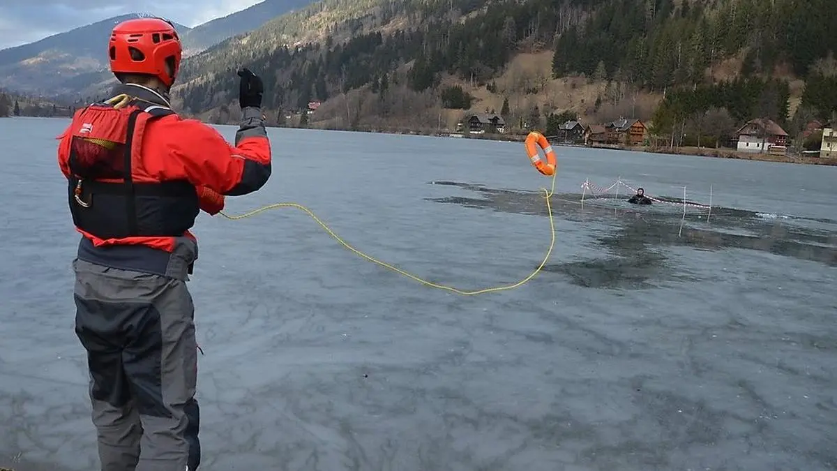 Die Einsatzkräfte der Wasserrettung sind für Eisrettungseinsätze speziell ausgebildet und ausgerüstet