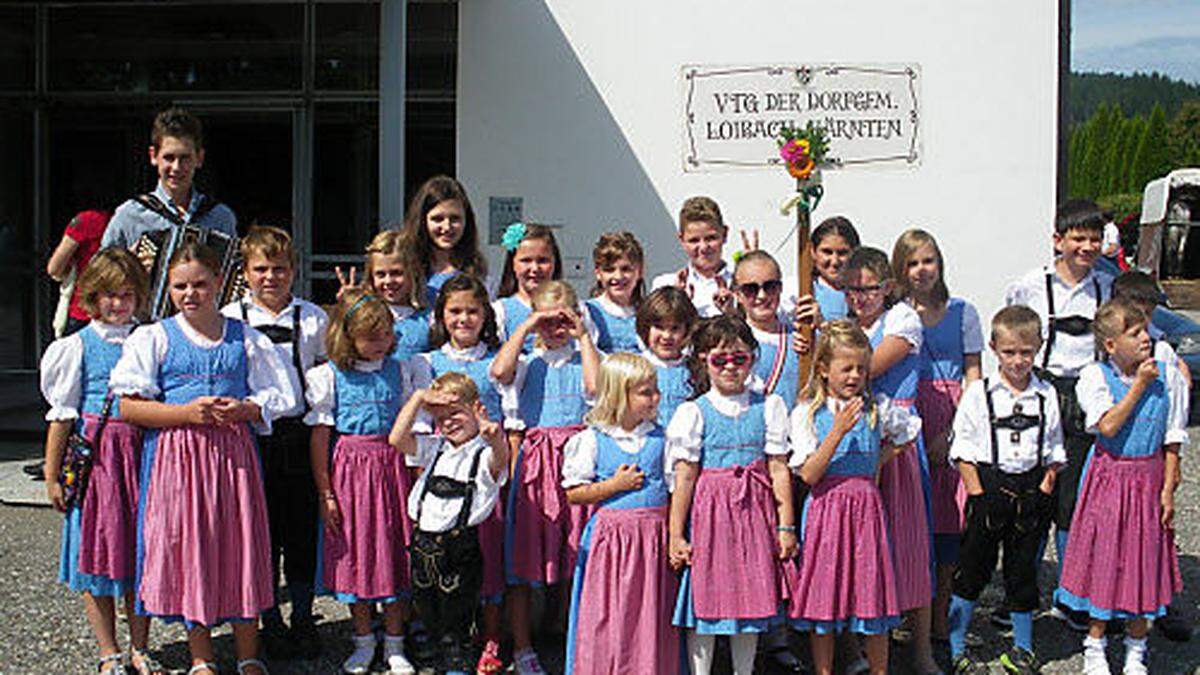 Kinder der Volkstanzgruppe Loibach