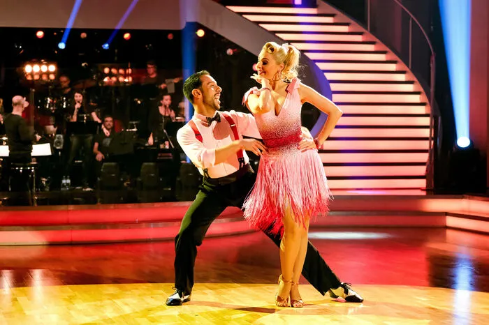 Silvia Schneider tanzt mit Danilo Campisi: „Es ist eine Premiere für uns beide am ,Dancing Stars‘-Parkett – natürlich habe ich Lampenfieber, aber gleichzeitig freue ich mich sehr auf die erste Show. Danilo gibt mir Halt im wahrsten Sinne des Wortes. Der Rest ist pures Adrenalin.“
