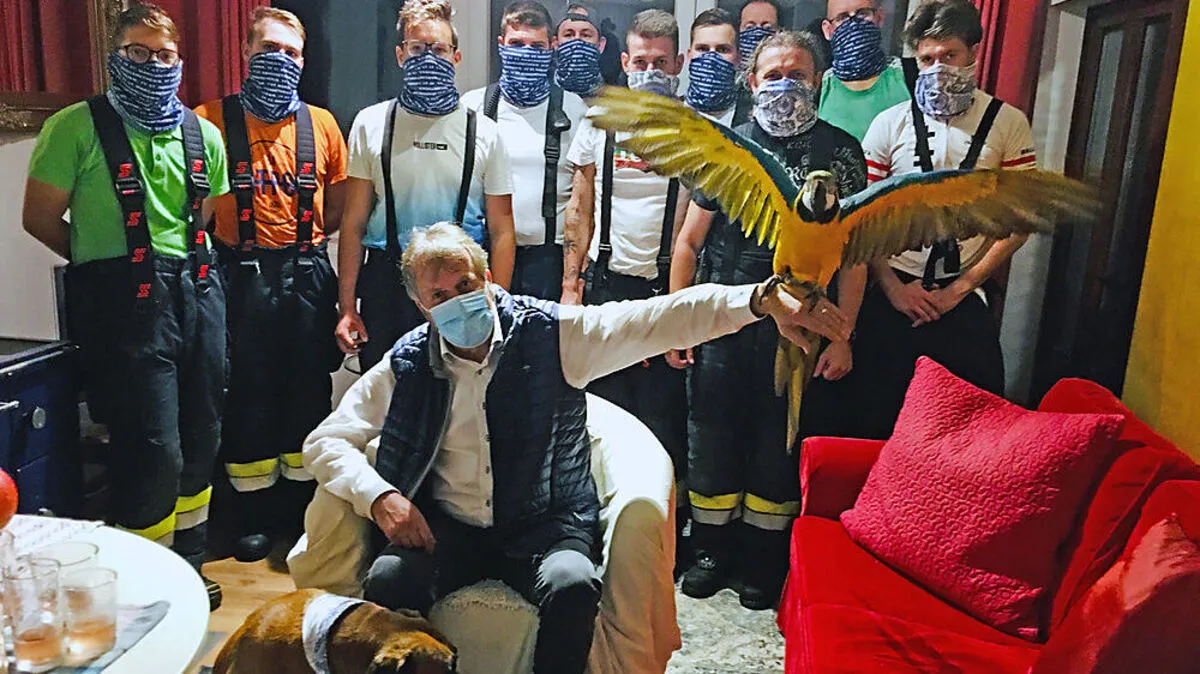 Papageiendame "Kiki" mit ihren Rettern