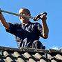 In Hermagor holte ein Polizist eine Äskulapnatter von einem Dach 