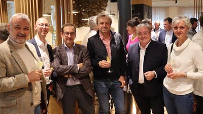 Vinzenz Harrer (2. von rechts) lud zu „Wine & Time“ nach Passail ein