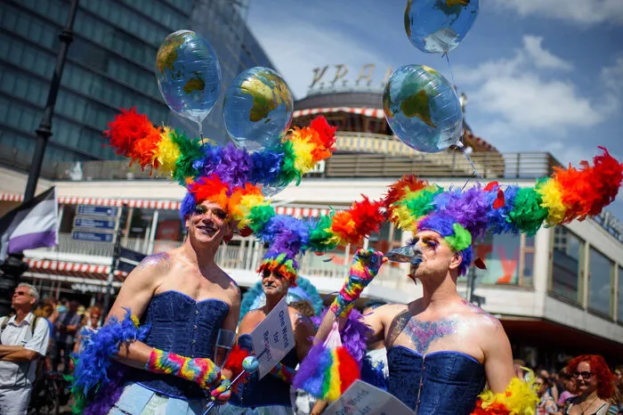 Die bunte und friedliche Party hatte am Mittag begonnen. Unter dem Motto "Mein Körper - meine Identität - mein Leben" zog die Parade vom Kurfürstendamm zum Brandenburger Tor, wo die Abschlusskundgebung samt großer Party stieg - bis sich der Himmel verdunkelte und die Veranstaltung abgebrochen wurde.